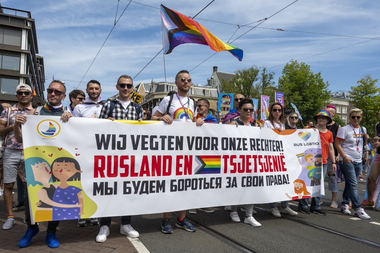 Tijdens de Pride Walk in Amsterdam wordt gedemonstreerd voor gelijke rechten voor de lhbti-gemeenschap wereldwijd.