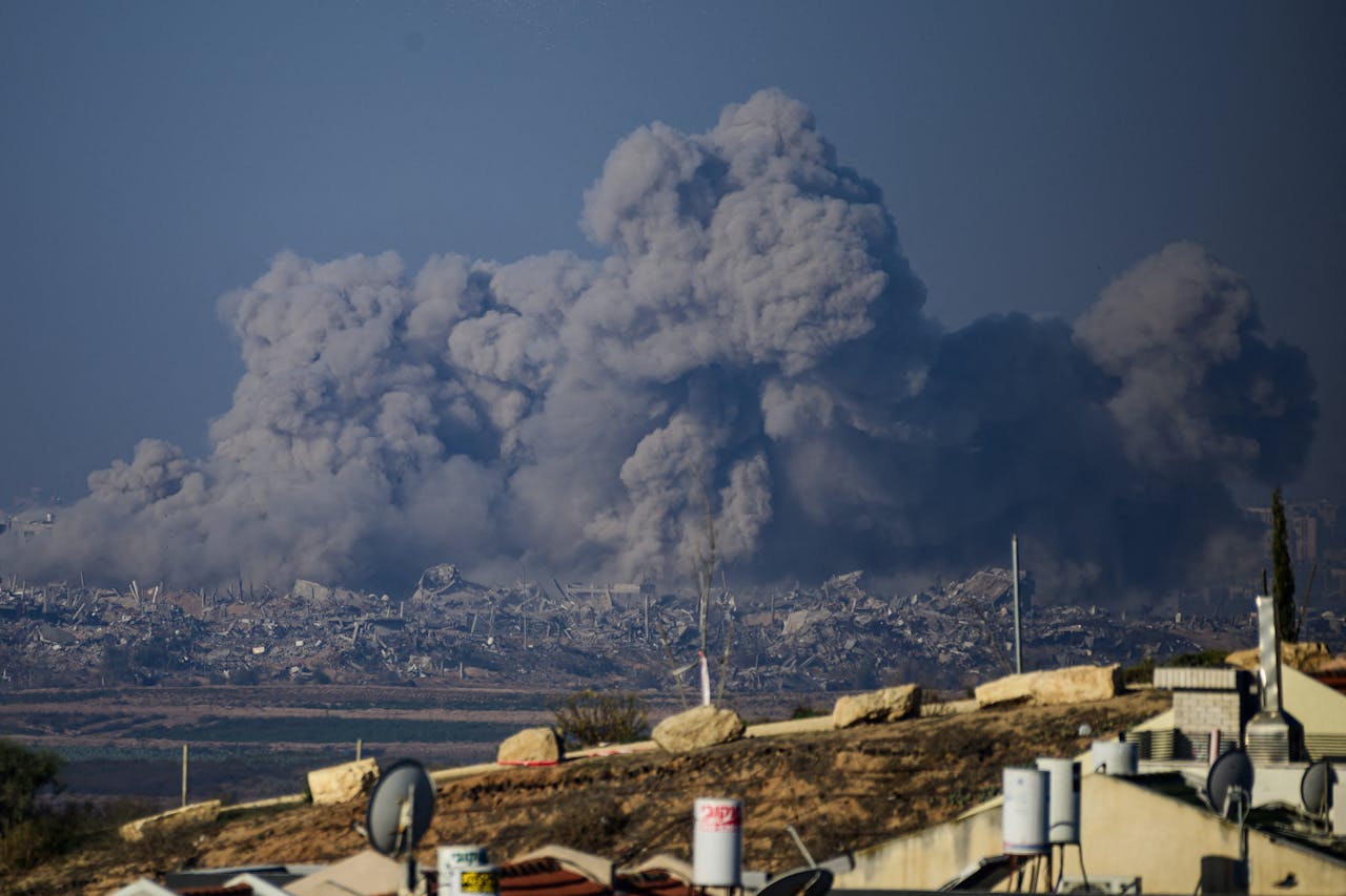 Grote rookpluimen boven Gaza, gezien vanuit het Israëlische grensgebied.