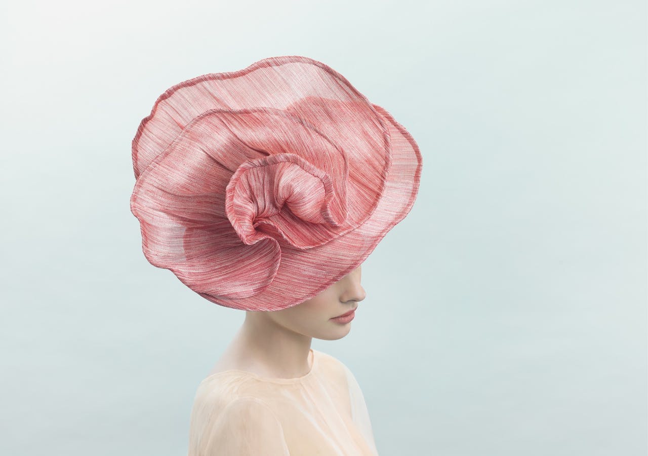 De hoeden van Fabienne Delvigne lijken soms op wilde bloemen.