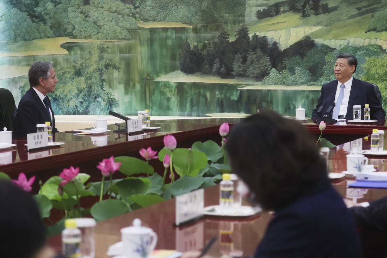 De Amerikaanse minister van buitenlandse zaken Antony Blinken tijdens de ontmoeting met de Chinese president in Peking.