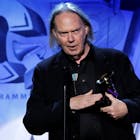 Neil Young verkoopt 50% van zijn muziekrechten voor $150 mln