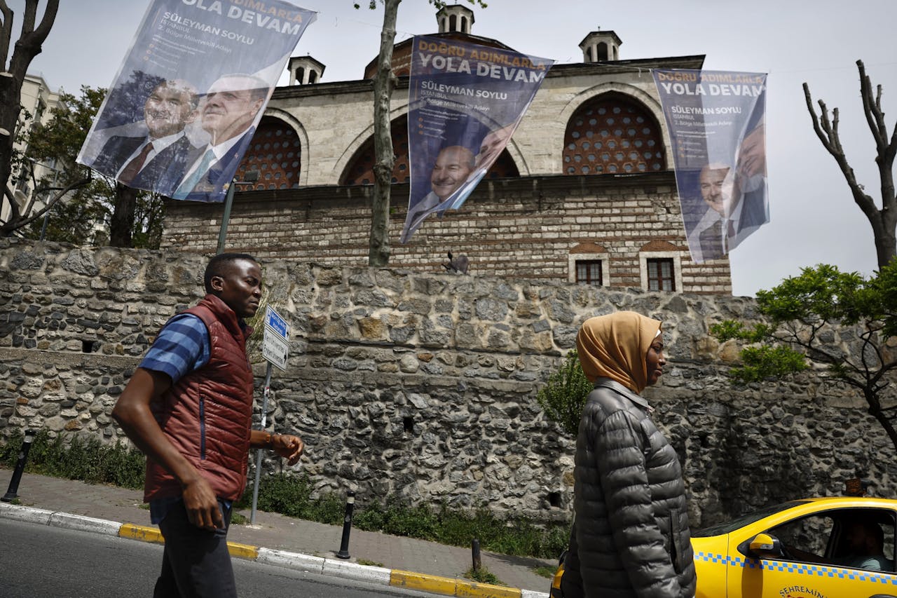 Straatbeeld in Istanboel, een dag na de eerste ronde in de presidentsverkiezingen. Volgens Ahmet T. Kuru maakt een overwinning van Recep Erdogan het moeilijker voor Turkije om een volwaardige democratie te worden.