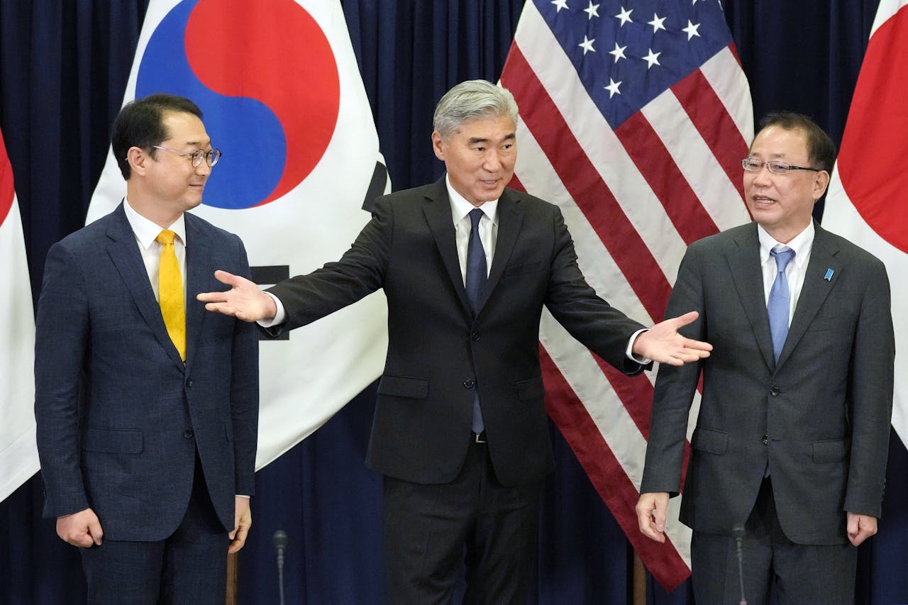 De Amerikaanse topdiplomaat Sung Y. Kim (midden) geflankeerd door zijn Zuid-Koreaanse ambtgenoot Kim Gunn (links) en de Japanse Takehiro Funakoshi tijdens een ontmoeting in december 2022.