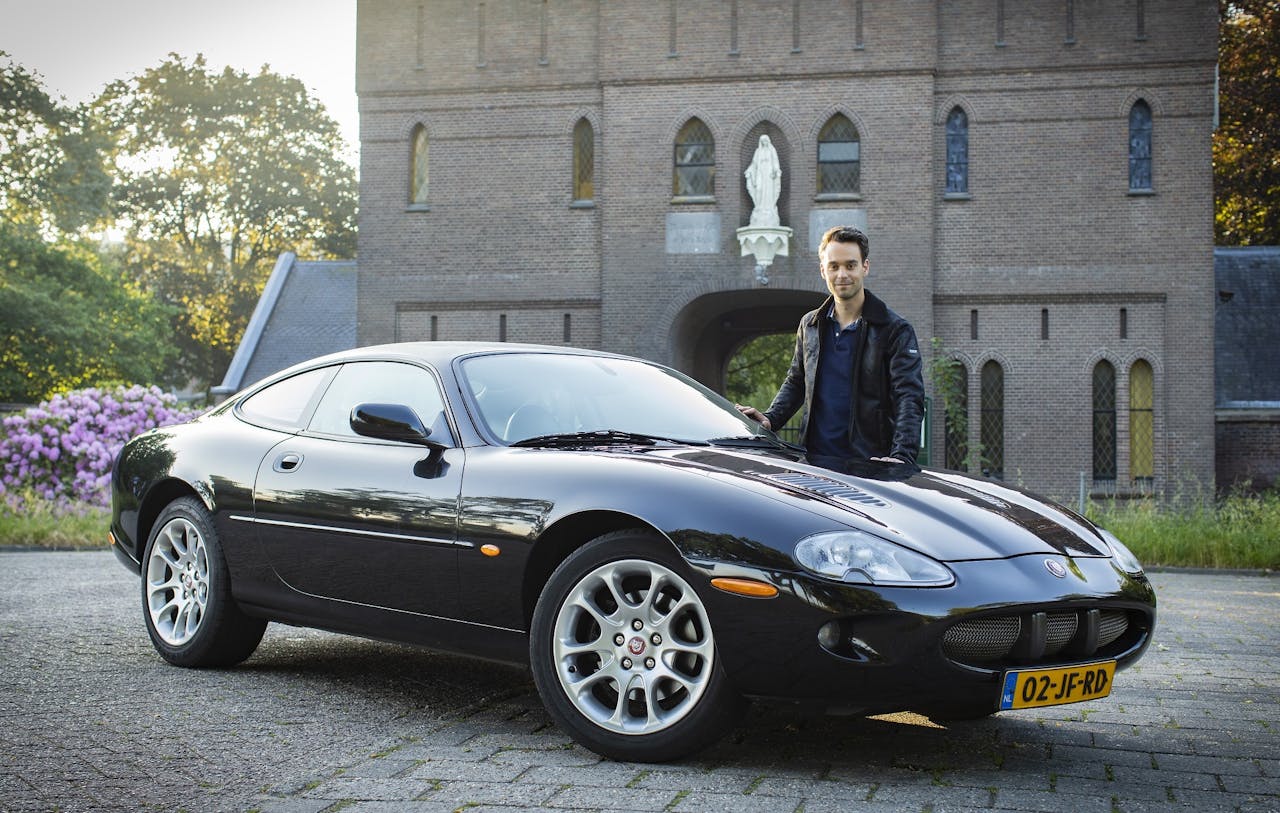 Paul Kuijpers met zijn Jaguar XKR.