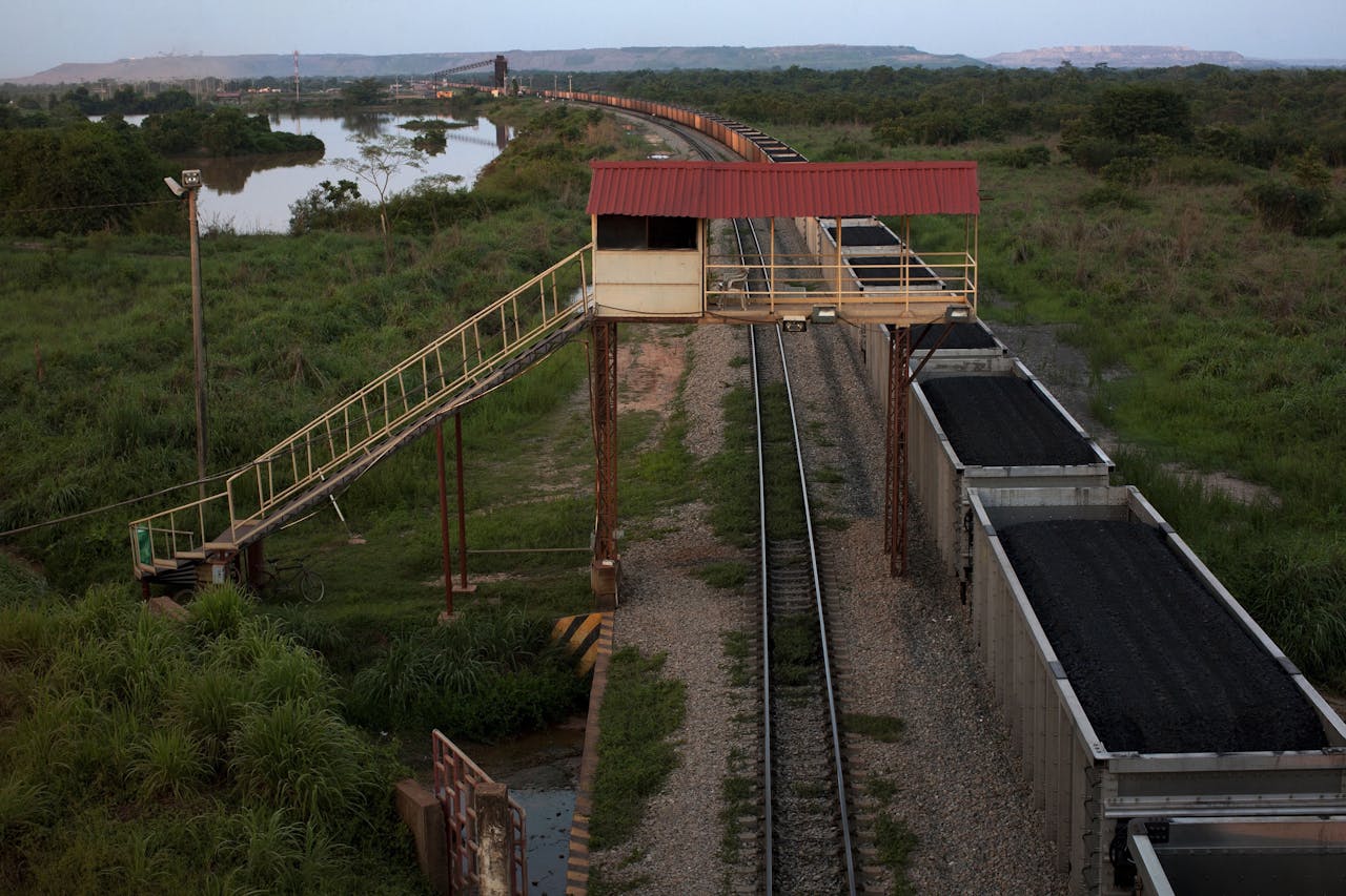 Een trein met kolen klaar voor transport bij de Pribbenow-mijn van Drummond in Colombia. Het bedrijf wordt beschuldigd van banden met paramilitairen. Drummond heeft de beschuldigingen ontkend.