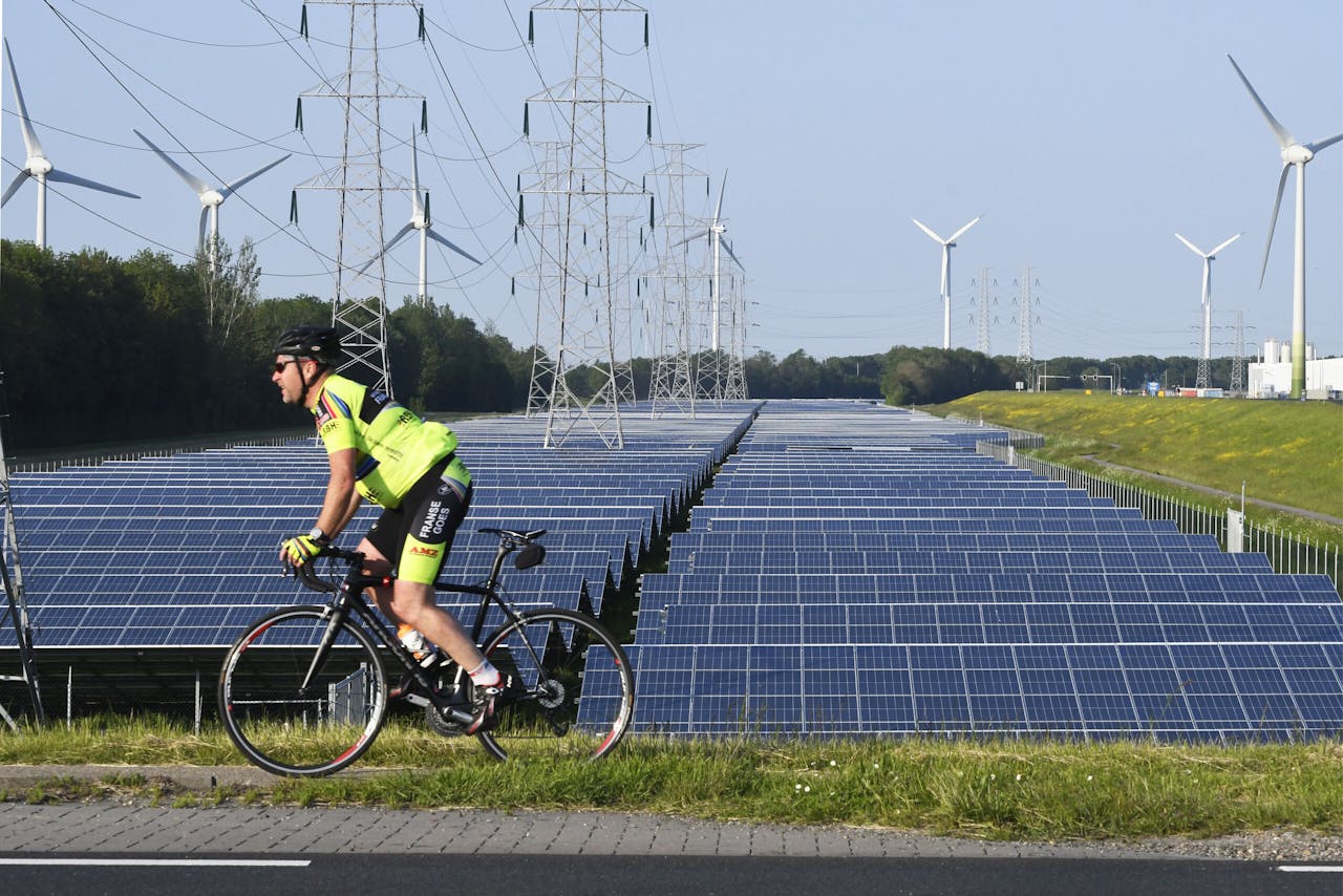 Op een winderige en zonnige, maar tegelijkertijd rustige dag kan er een overschot aan stroom ontstaan in Nederland. Dan moeten energiebedrijven betalen om hun stroom kwijt te kunnen.