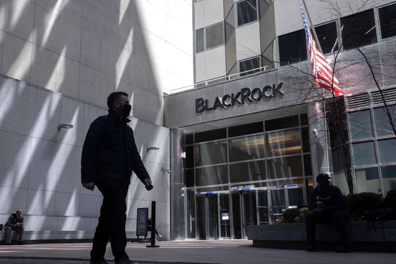 BlackRock, dat veel Nederlandse pensioenfondsen als klant heeft, bereikte afgelopen vrijdag een mijlpaal: het heeft nu een beheerd vermogen van $10.000 mrd.