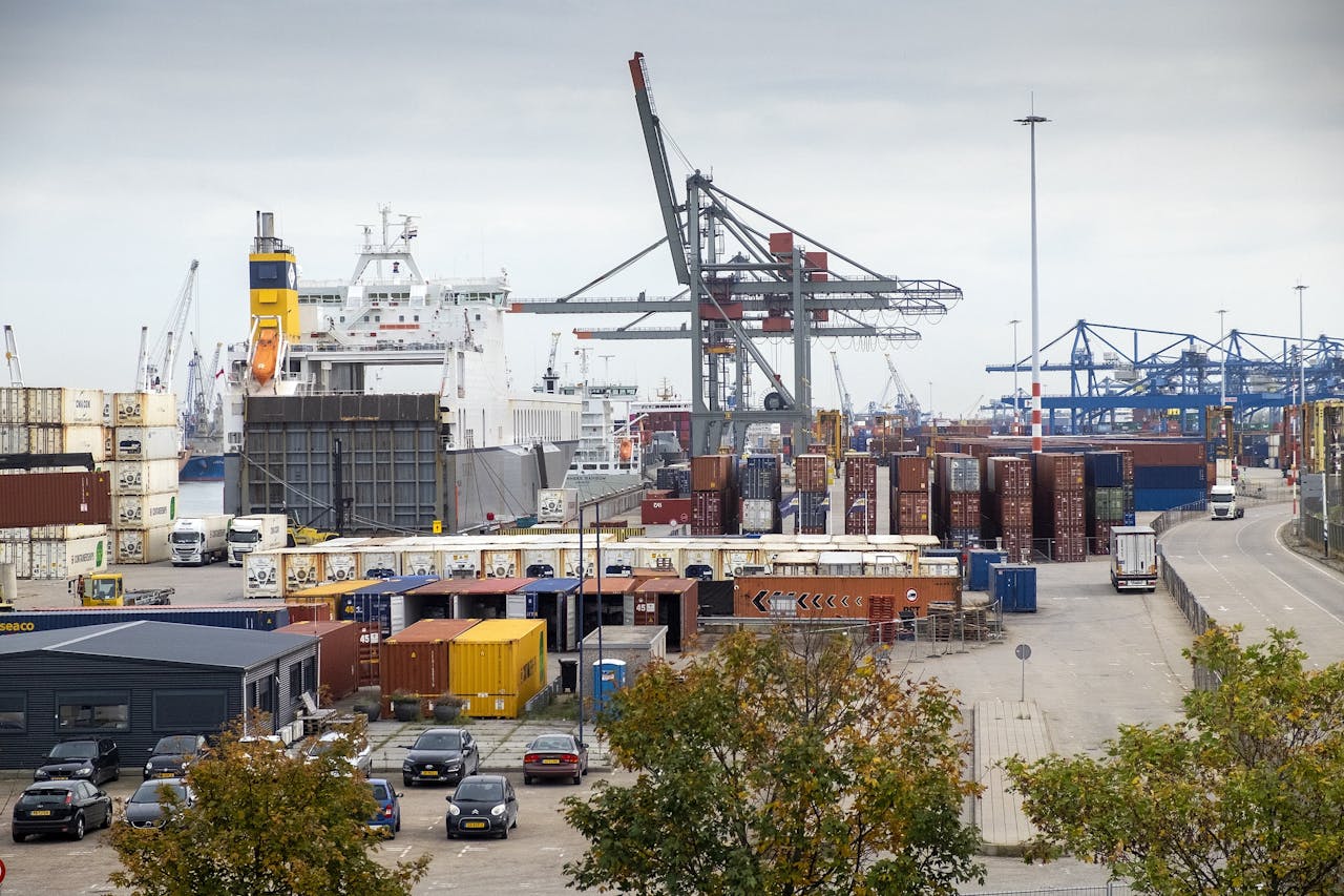 Opgestapelde containers in de Rotterdamse haven wachten op transport.