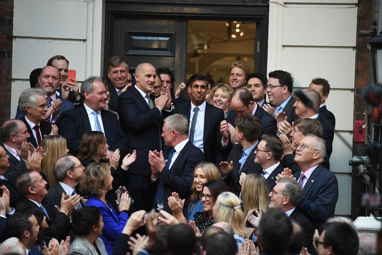 De nieuwe Britse premier Rishi Sunak werd maandag met applaus ontvangen door zijn partijgenoten.