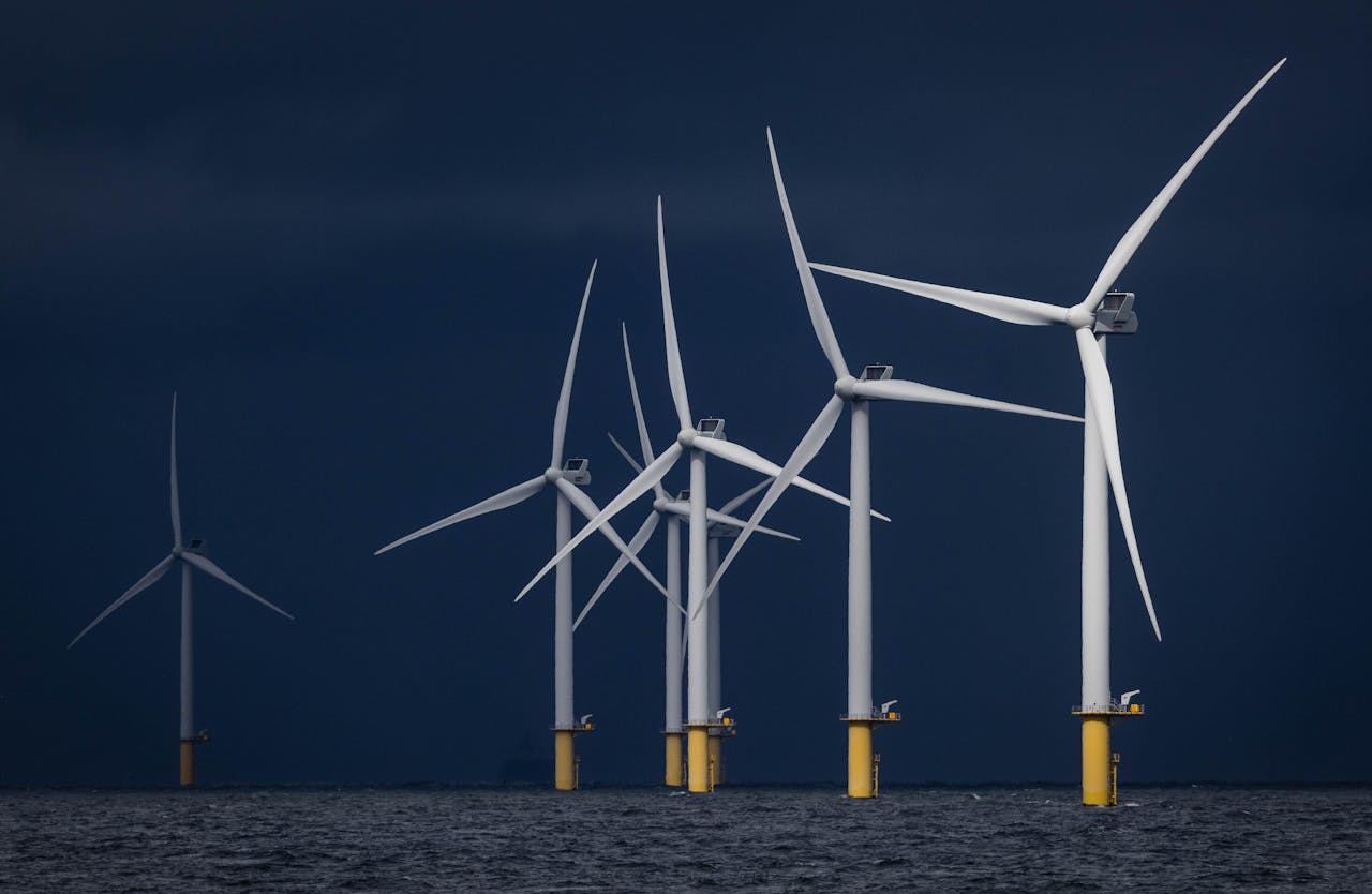 Windmolens van in het in aanbouw zijnde windpark Hollandse Kust Zuid voor de kust tussen Den Haag en Zandvoort.