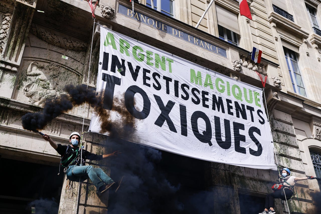 Demonstratie van Extinction Rebellion in Parijs. Door heel Europa is de financiële wereld mikpunt van klimaatactivisten vanwege kredietverlening aan de fossiele industrie.