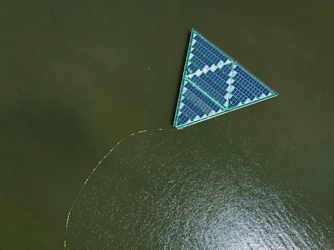 Proefproject van SolarDuck. Op een drijvende stellage, zo’n twee meter boven het water, zijn in driehoekige vormen 156 zonnepanelen geplaatst.