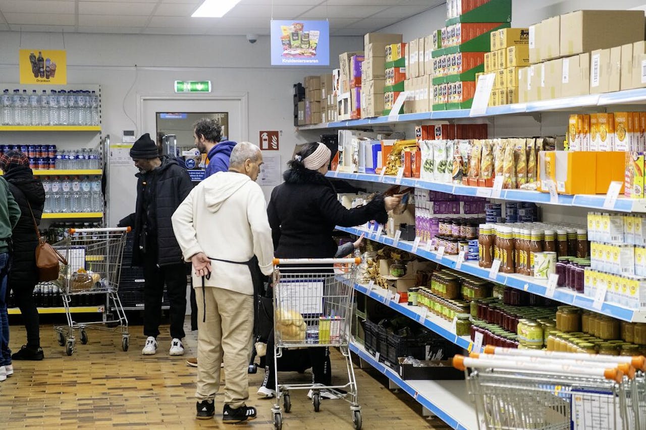 Klanten stellen hun eigen voedselpakket samen in de winkel van de voedselbank.