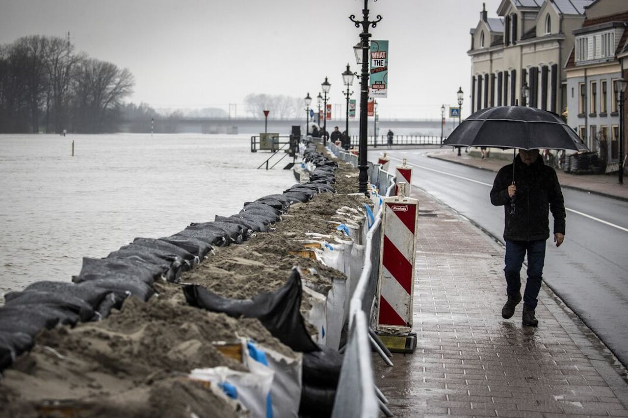 Zandzakken langs de IJssel in Deventer.