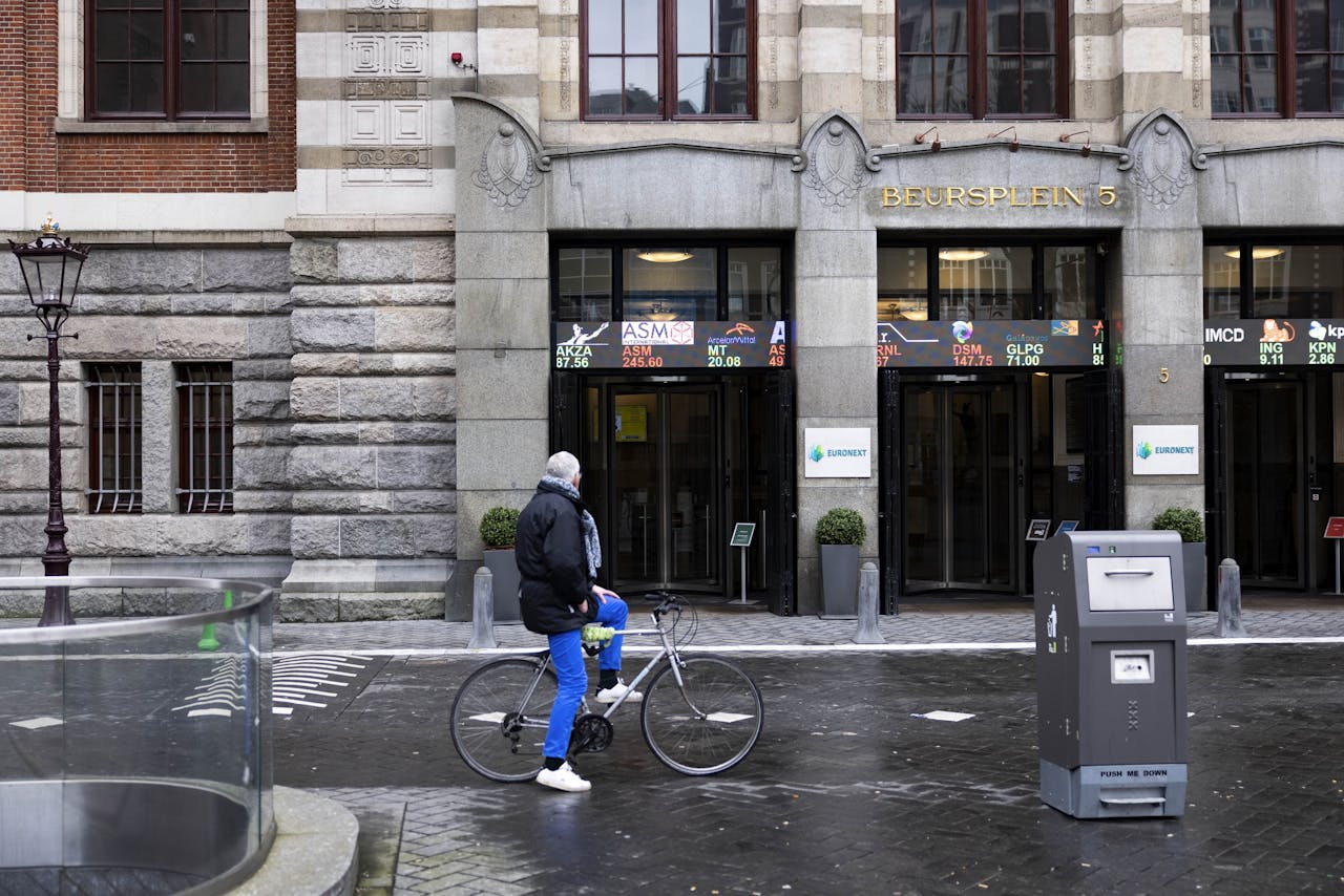 Koersen kijken bij het beursgebouw in Amsterdam.