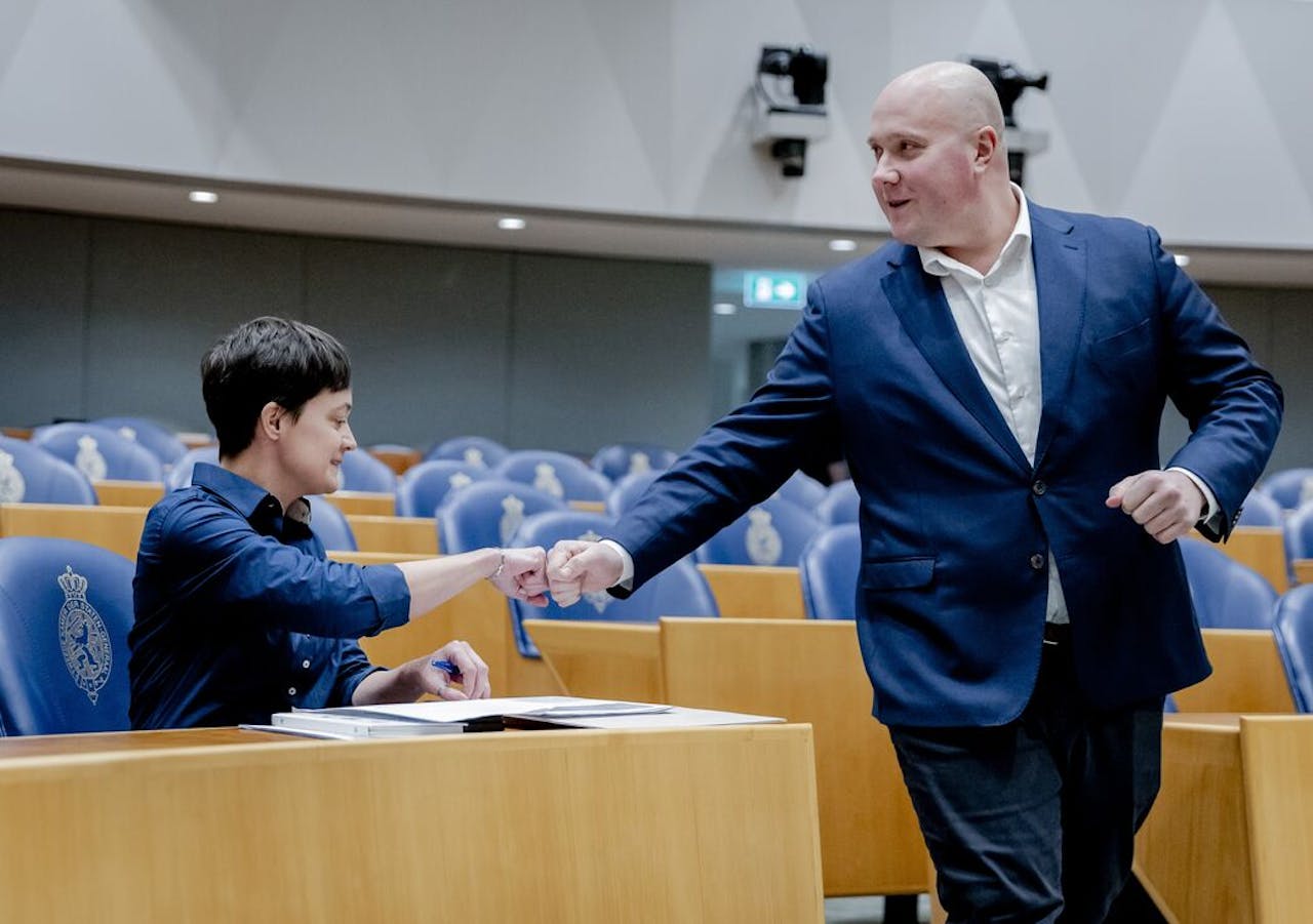 Kamerleden Agnes Joseph (NSC) en Thierry Aartsen (VVD) tijdens een debat in de Tweede Kamer over de nieuwe pensioenwet.