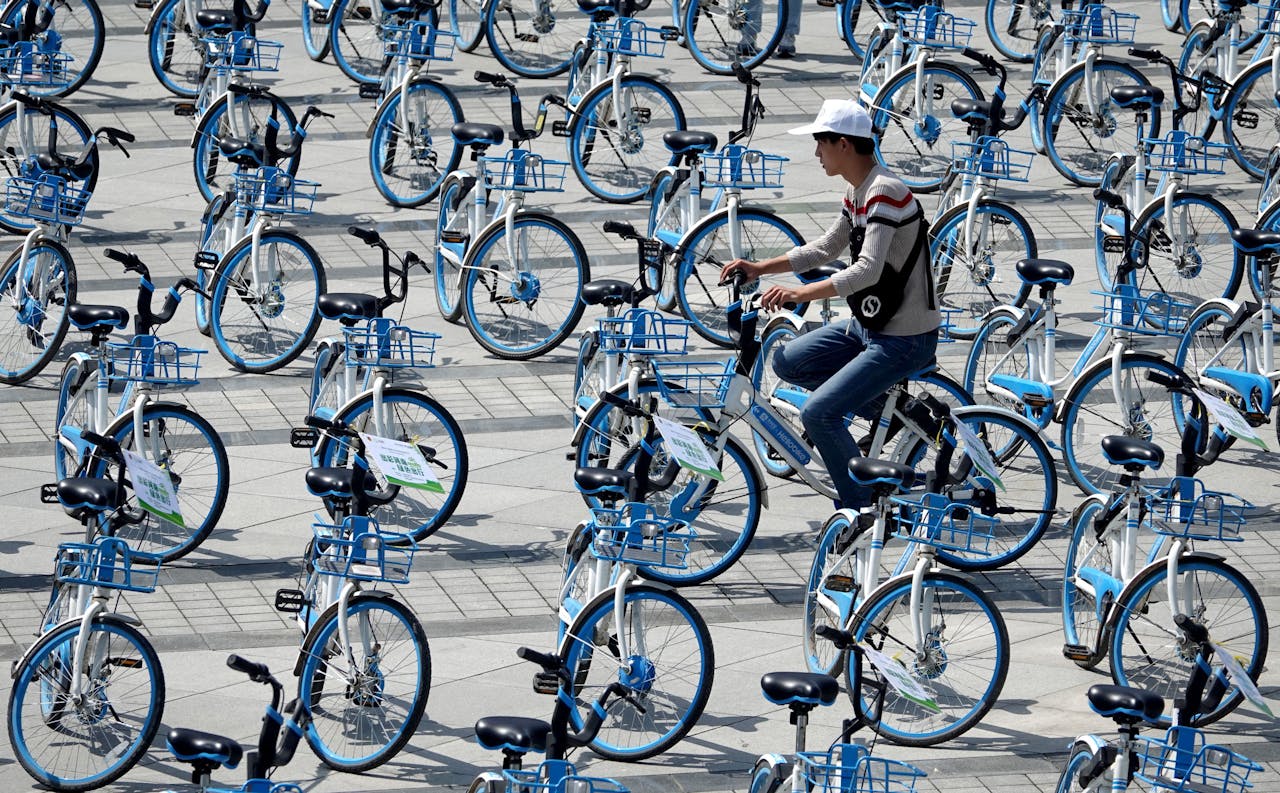 In Peking en andere steden vind je overal goedkope deelfietsen die je met een app makkelijk kan huren voor bijvoorbeeld een half uurtje. Deze fietsen zijn van Hellobike, in Zhengzhou, Henanprovincie, China.