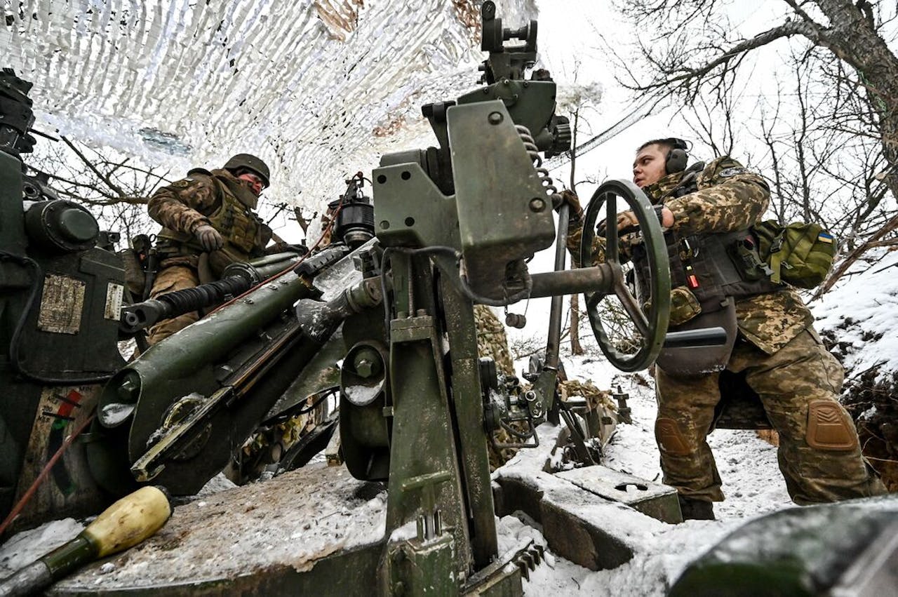 Oekraïense militairen aan het front, met een Amerikaanse howitzer van het type M777.