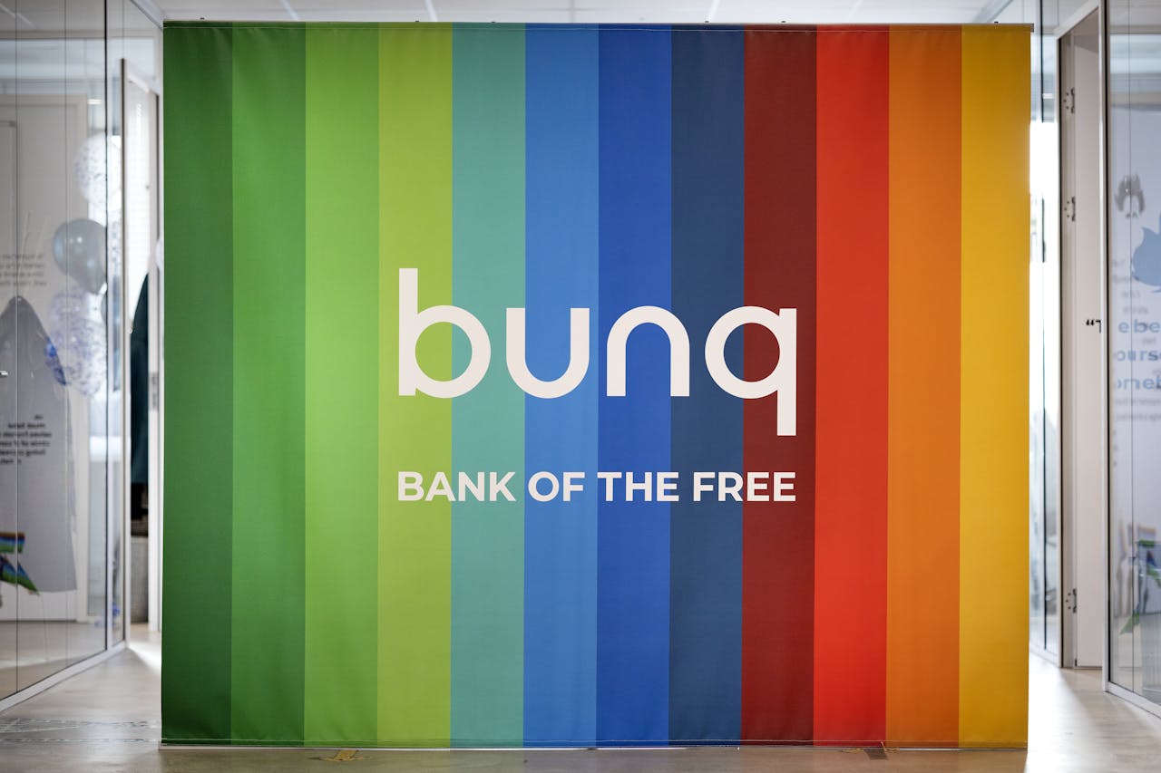Een banner van Bunq in het hoofdkantoor van Bunq.