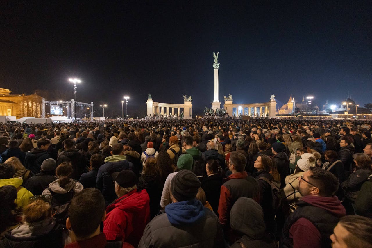 Decine di migliaia di ungheresi protestano contro il governo per uno scandalo sugli abusi sui minori.