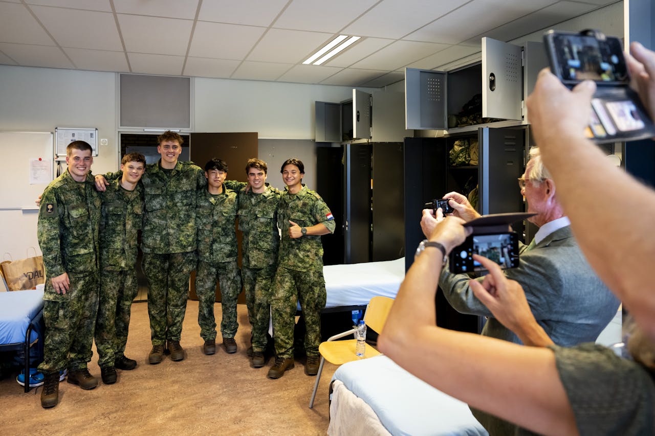Deelnemers die aan de eerste lichting van het Defensie Dienjaar deelnemen, laten hun kamer zien aan hun familie op de Generaal Spoorkazerne.