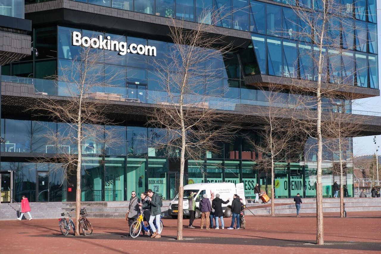 Hoofdkantoor van Booking.com op het Oosterdokseiland in Amsterdam.