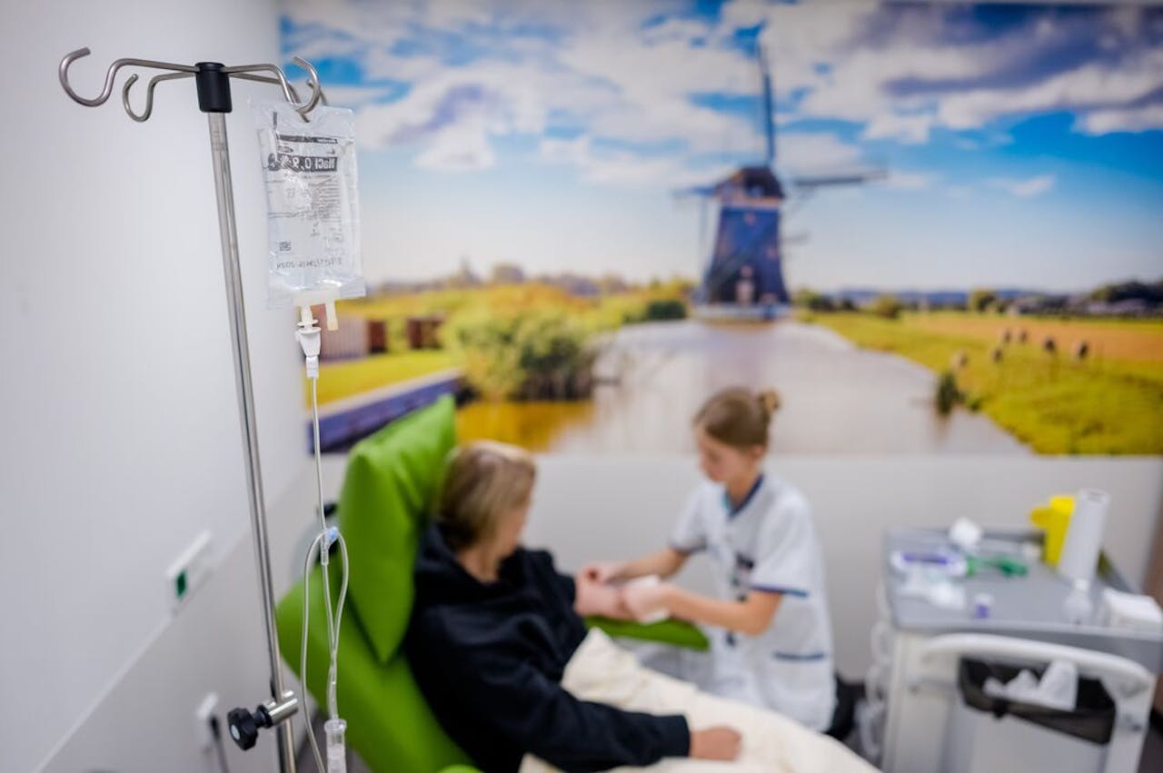 Een medewerker helpt een patiënt op de afdeling oncologie van het Haaglanden Medisch Centrum Antoniushove. De beperktere bereidheid om medicijnen tijdelijk gratis ter beschikking te stellen, treft vooral medicijnen tegen kanker.