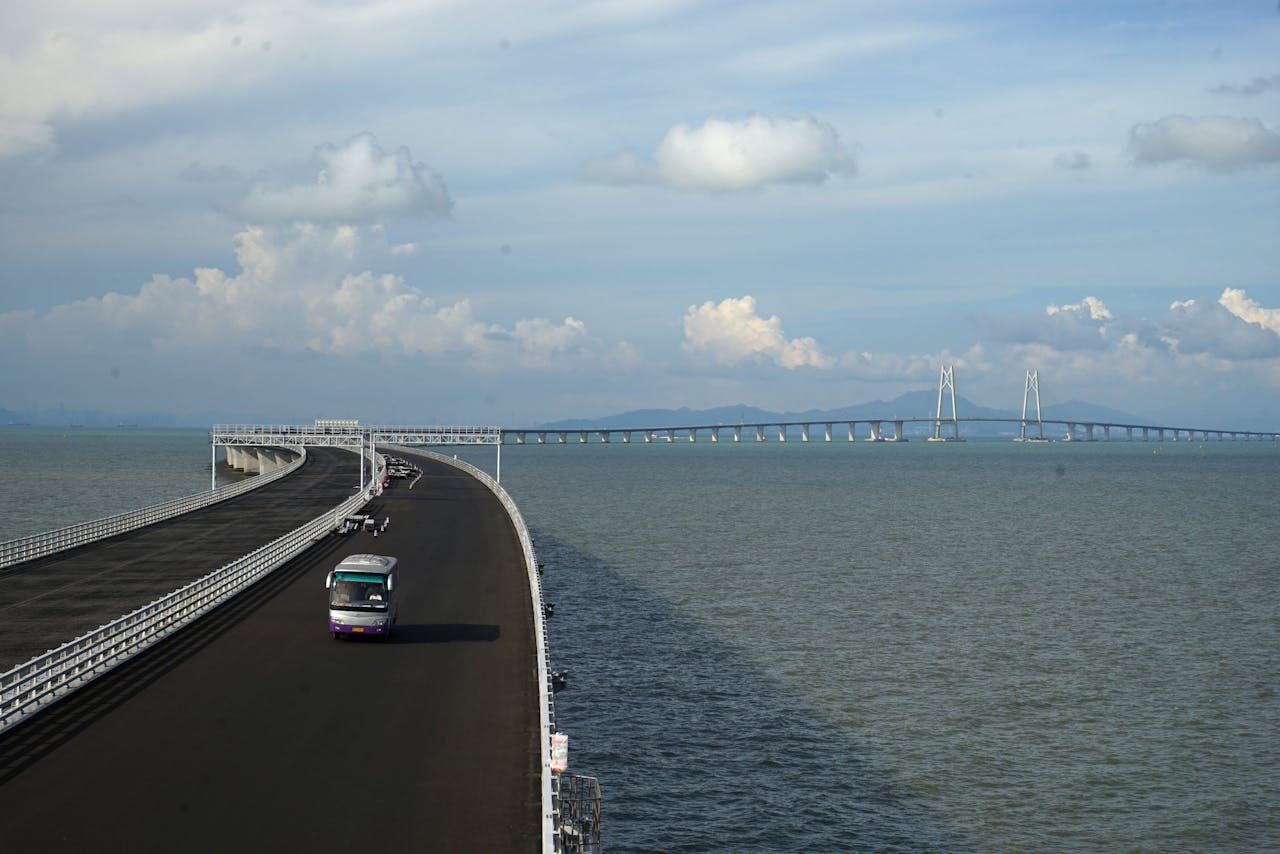 Een bus steekt de 55 kilometer lange Hongkong-Zhuhai-Macau-brug over.