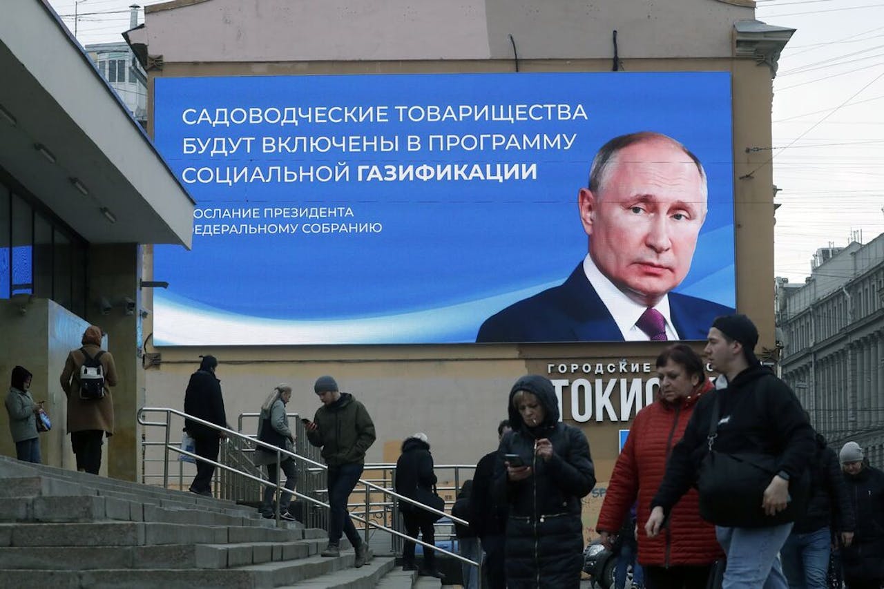 Een verkiezingsbord in Sint-Petersburg.