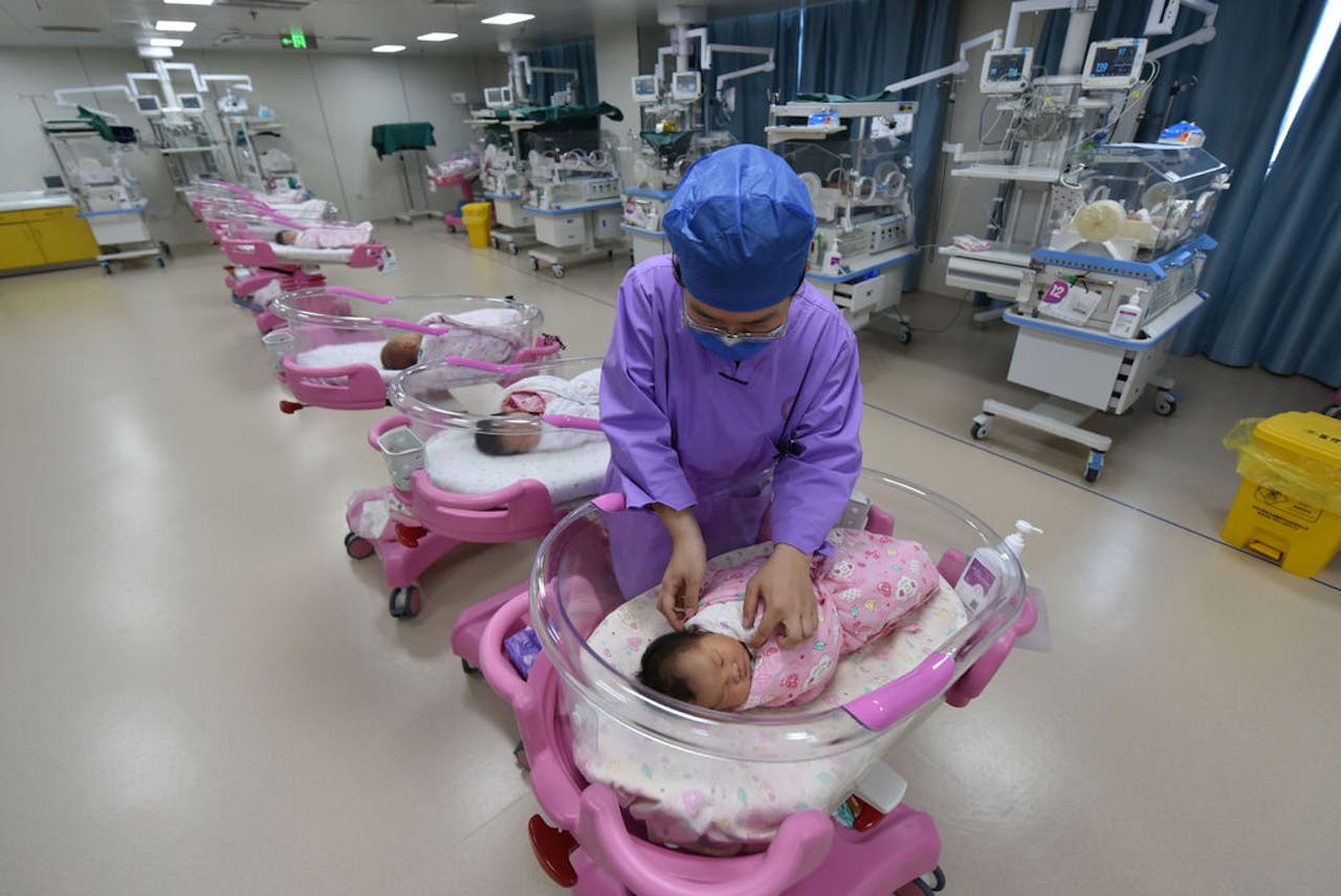 Er worden in China steeds minder baby’s geboren. Jonge Chinezen geven vaak voorrang aan hun carrière.