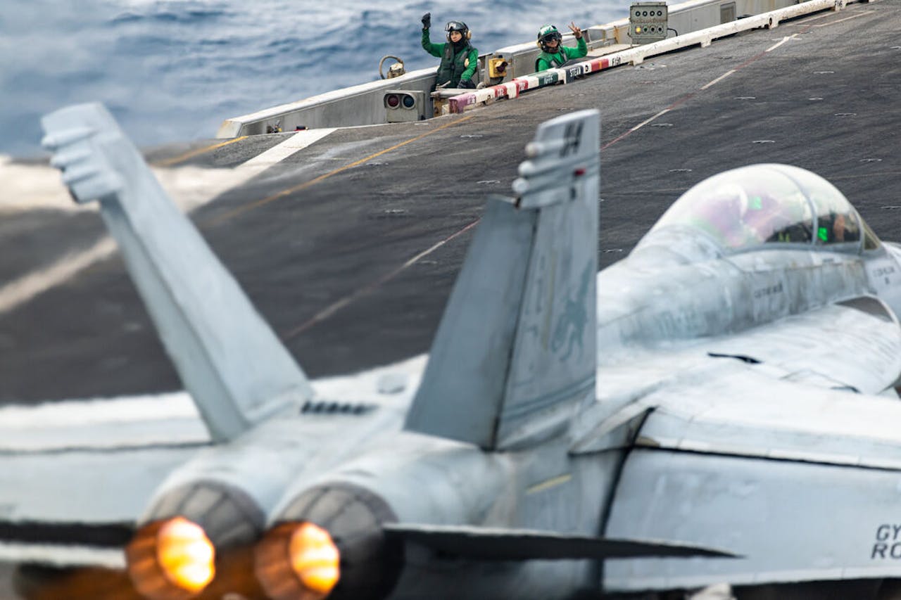 Een Amerikaans jachtvliegtuig stijgt op vanaf het vliegdekschep USS Dwight D. Eisenhower in de Rode Zee. Afgelopen weekeinde onderschepte de Amerikaanse marine zes drones die door de Houthi-rebellen waren afgevuurd.