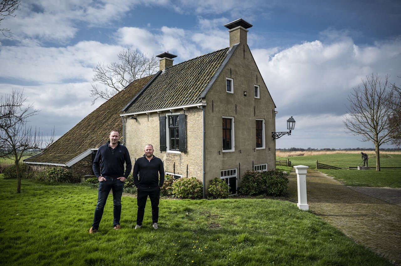 Ondernemers Hylke Tholen en Sikke Reinsma hopen dat dit historisch erfgoed behouden blijft voor Allingawier, door de juiste kopers uit te kiezen.