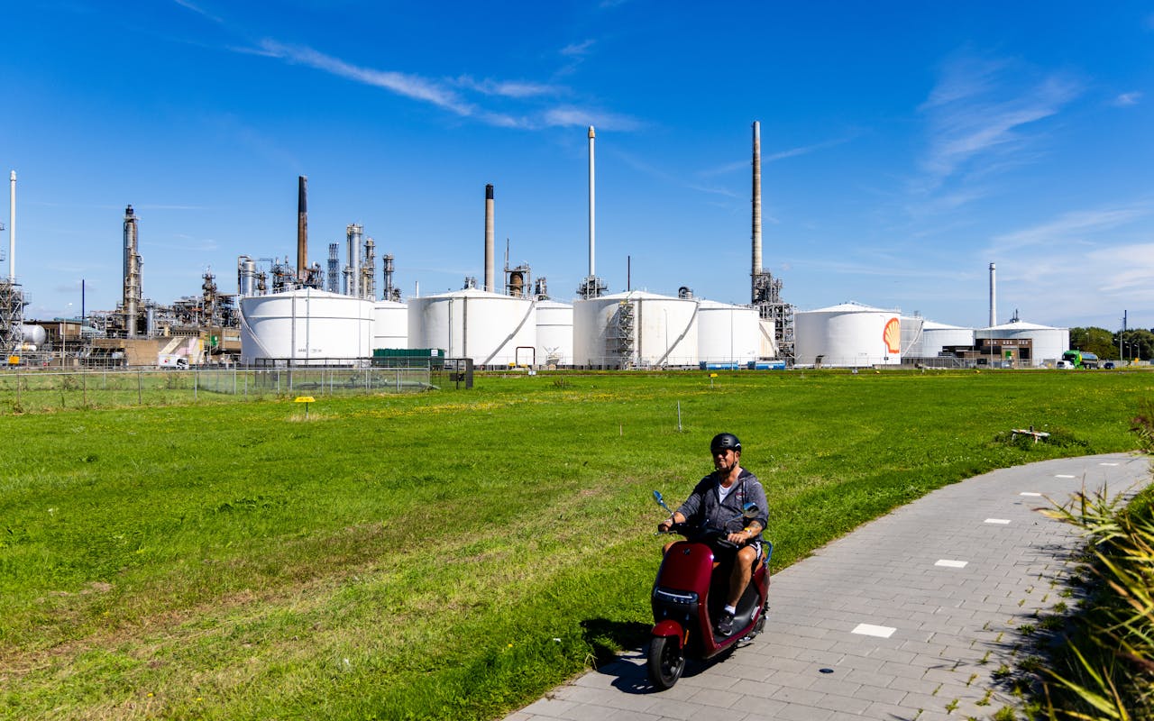 Onder meer de Rotterdamse raffinaderij van Shell maakt deel uit van project Porthos, waarbij bedrijven CO2 afvangen en opslaan in lege gasvelden onder de Noordzee.