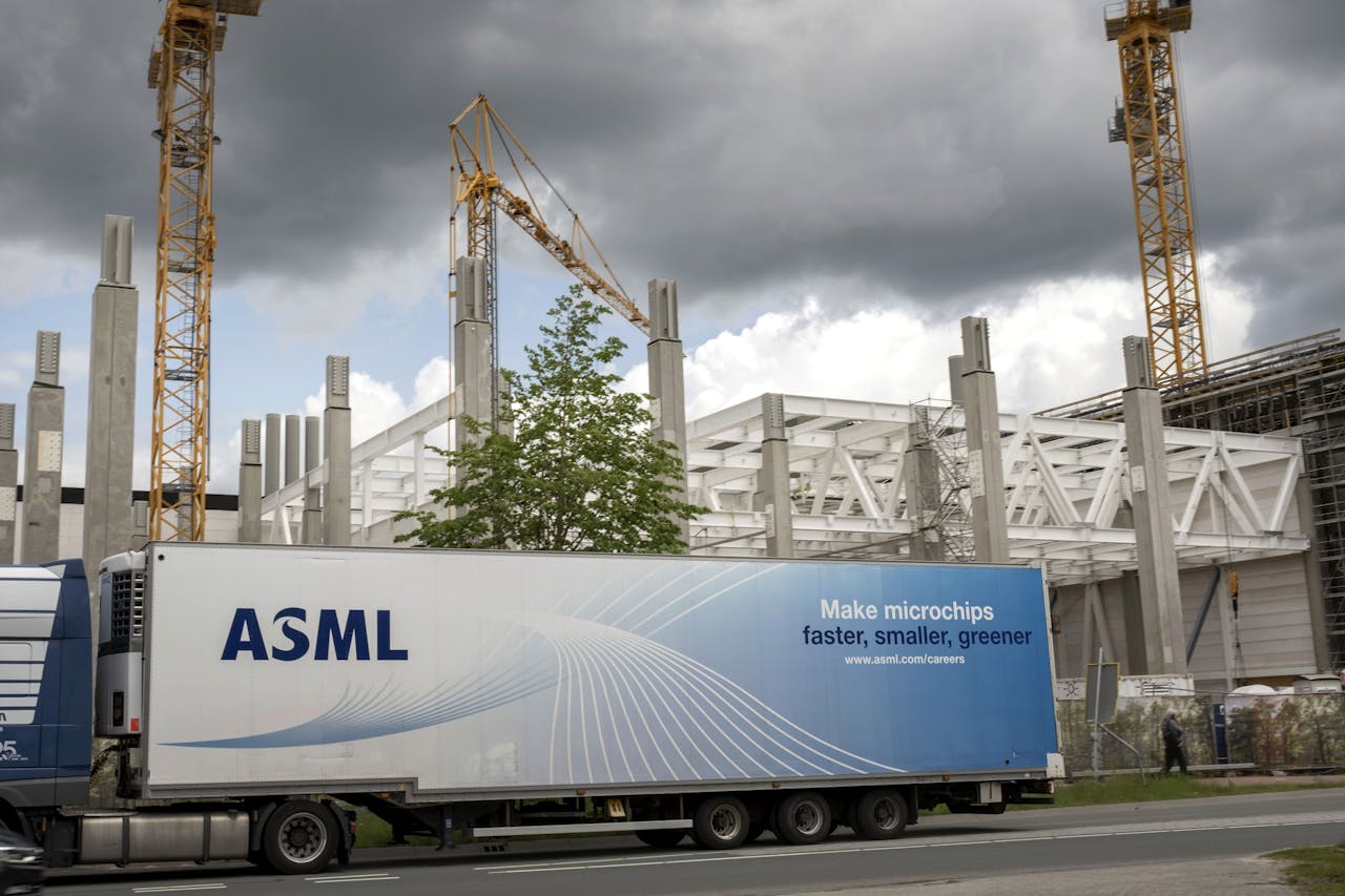 ASML groeit hard en koopt huizen en grond rondom zijn locatie in Veldhoven.