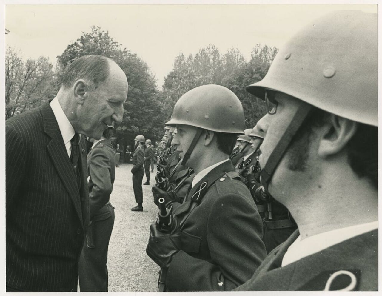 Secretaris-generaal (SG) van de Navo, de Nederlander Joseph Luns, spreekt in 1972 met een lid van de erewacht bij het Catshuis in Den Haag. Mark Rutte kan dit jaar de vierde Nederlandse SG worden.