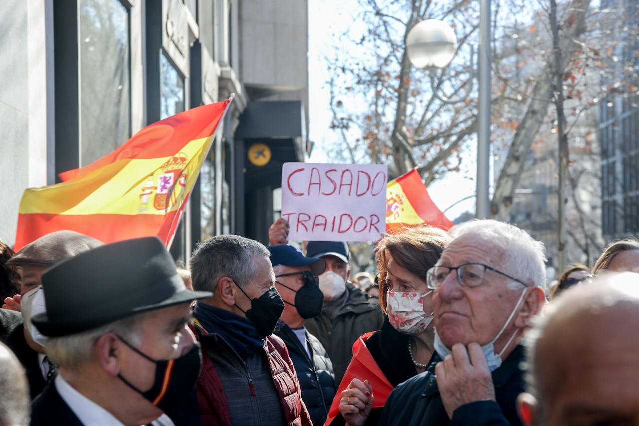 Sympathisanten van Isabel Ayuso, de leider van het regiobestuur van Madrid, gingen zondag de straat op. Ze voerden spandoeken mee als 'Casado verrader', een verwijzing naar de leider van de conservatieve partij Partido Popular, Pablo Casado.
