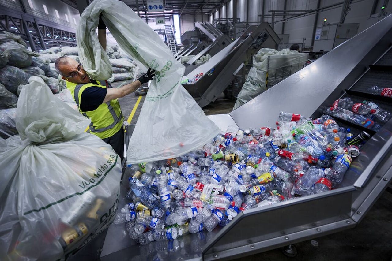Recycling van blikjes en plastic flessen waar statiegeld op zit.