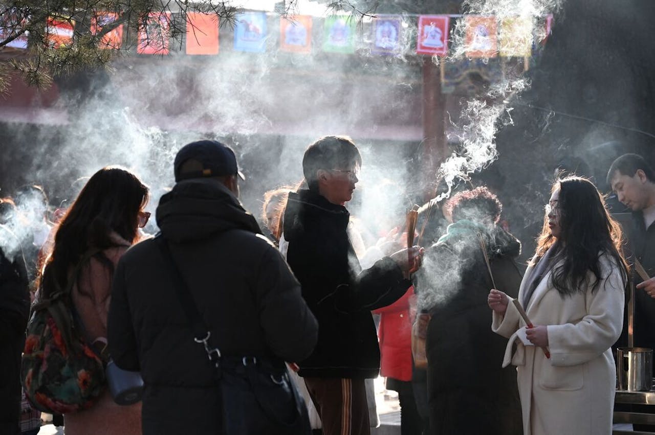 Het aantal bezoeken aan tempels in China steeg vorig jaar met 50%. Ook in Peking is het in de weekends steeds drukker bij tempelparken, zoals hier bij de Yonghegong Lama-tempel.