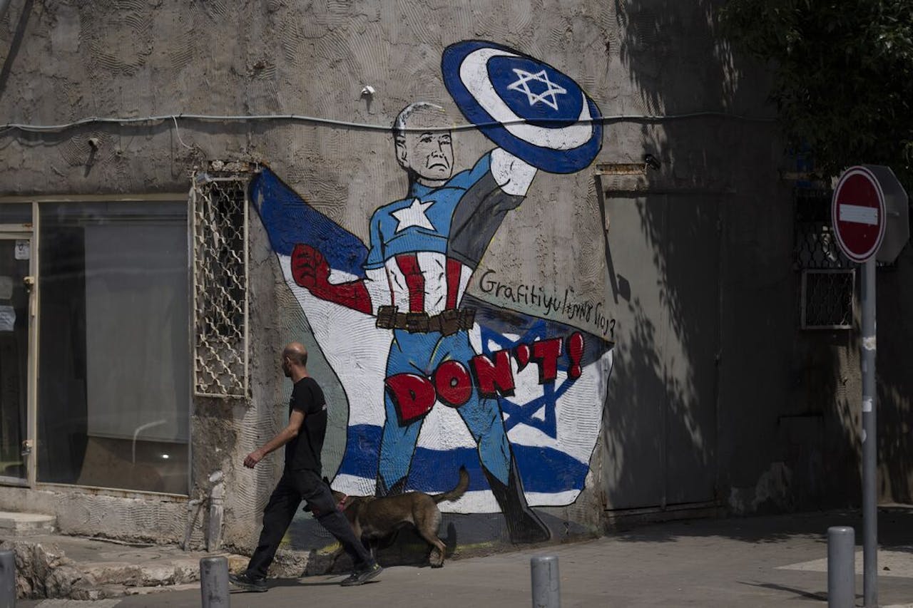 Graffitikunstwerk in Tel Aviv, waarop de Amerikaanse president Biden te zien is.