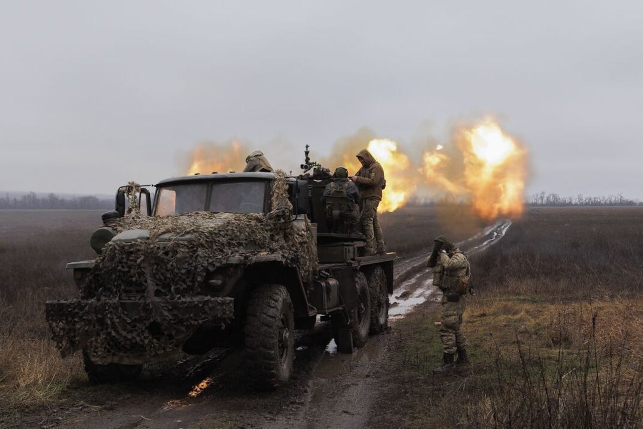 Oekraïne kampt met een groot gebrek aan granaten, kogels en artillerie, waardoor het Russische leger steeds verder oprukt.
