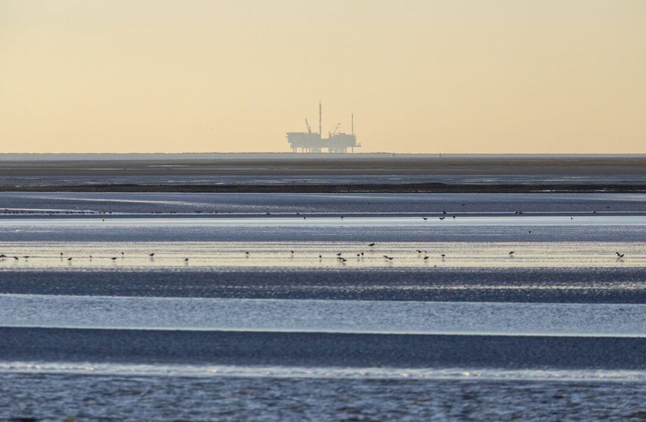 Op de foto het platform van de NAM op de Noordzee bij Ameland, gezien vanaf het wad bij Schiermonnikoog.