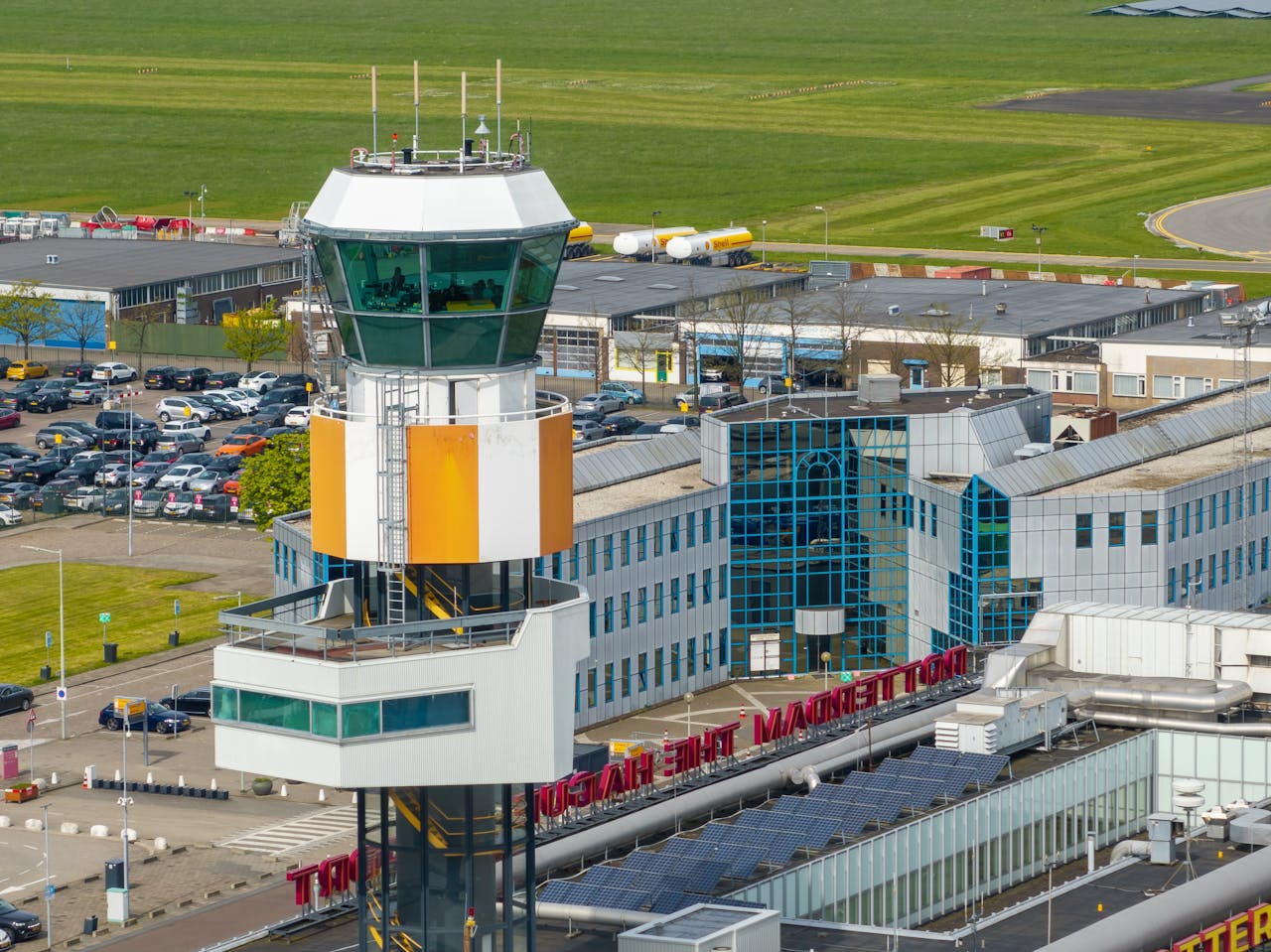 De verkeerstoren van de luchtverkeersleiding op Rotterdam The Hague Airport.