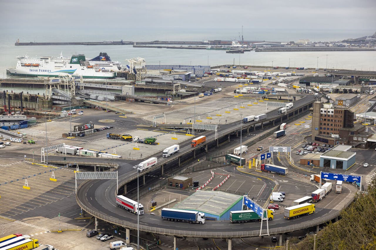 Vrachtverkeer in de haven van Dover. Een Britse importeur die een zending ‘risicovolle’ producten zoals planten en bloemen via Dover en de Kanaaltunnel ontvangt, moet in bijna alle gevallen omgerekend €169 aan administratieve heffingen afrekenen.