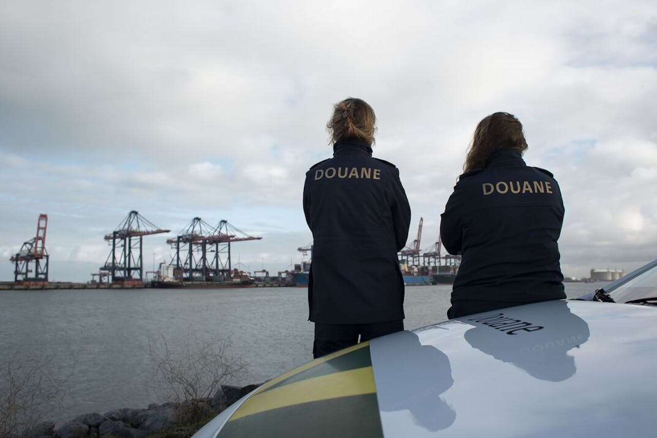 Douaniers in de Rotterdamse haven.