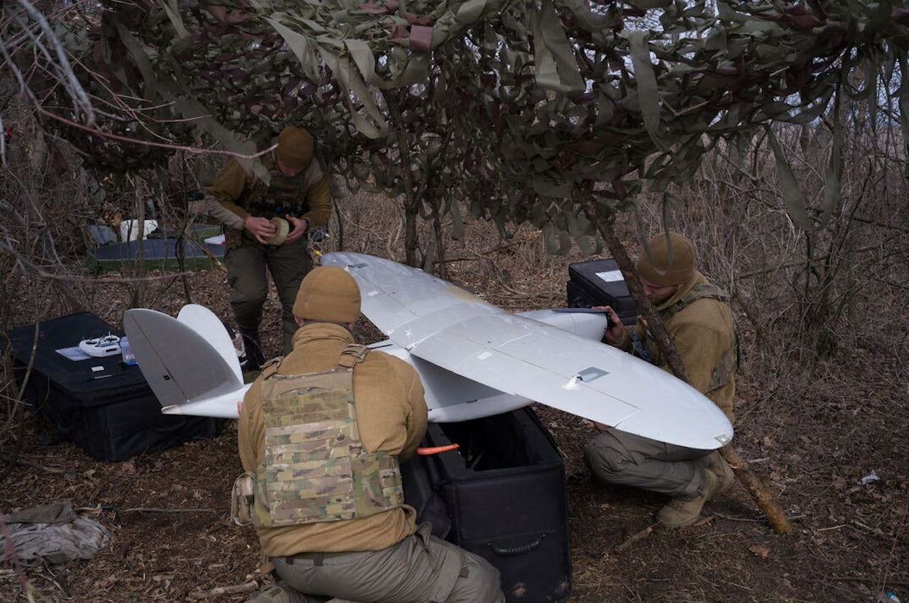 Oekraïense militairen bevestigen explosieven aan een drone, nabij het front in het oosten van het land.