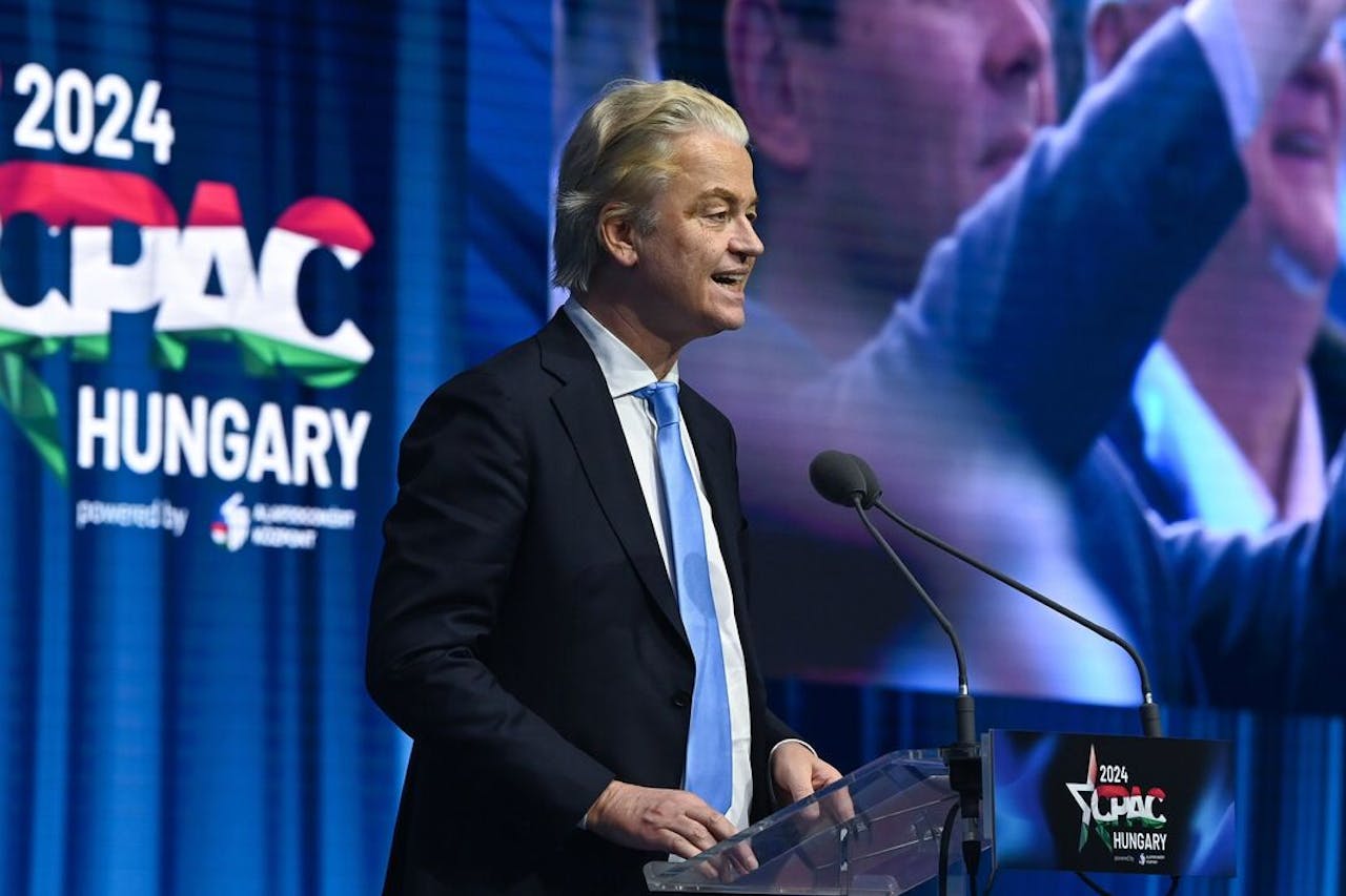 Geert Wilders op het podium tijdens de Conservative Political Action Conference (CPAC), een tweedaagse conferentie van conservatieven deze week in Boedapest.