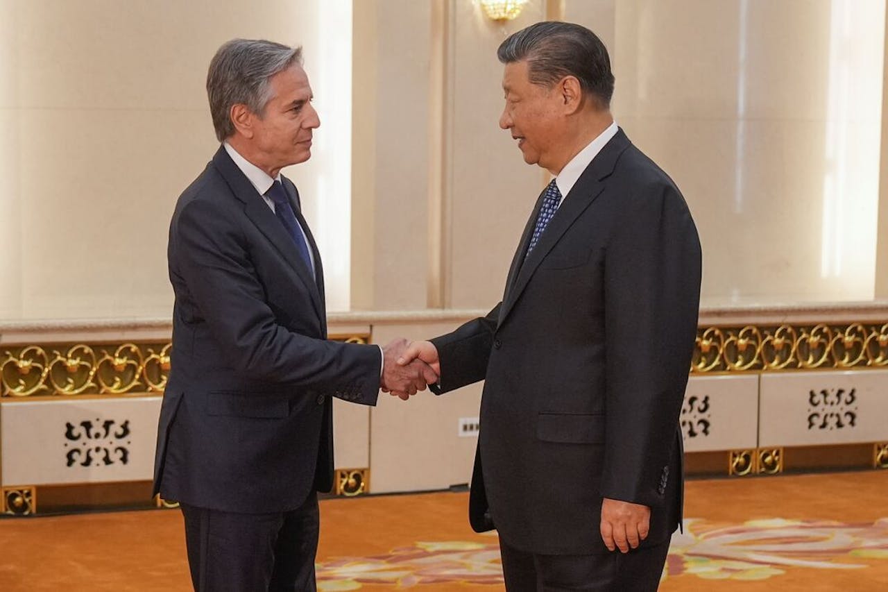 De Amerikaanse buitenlandminister Antony Blinken (links) en de Chinese President Xi Jinping