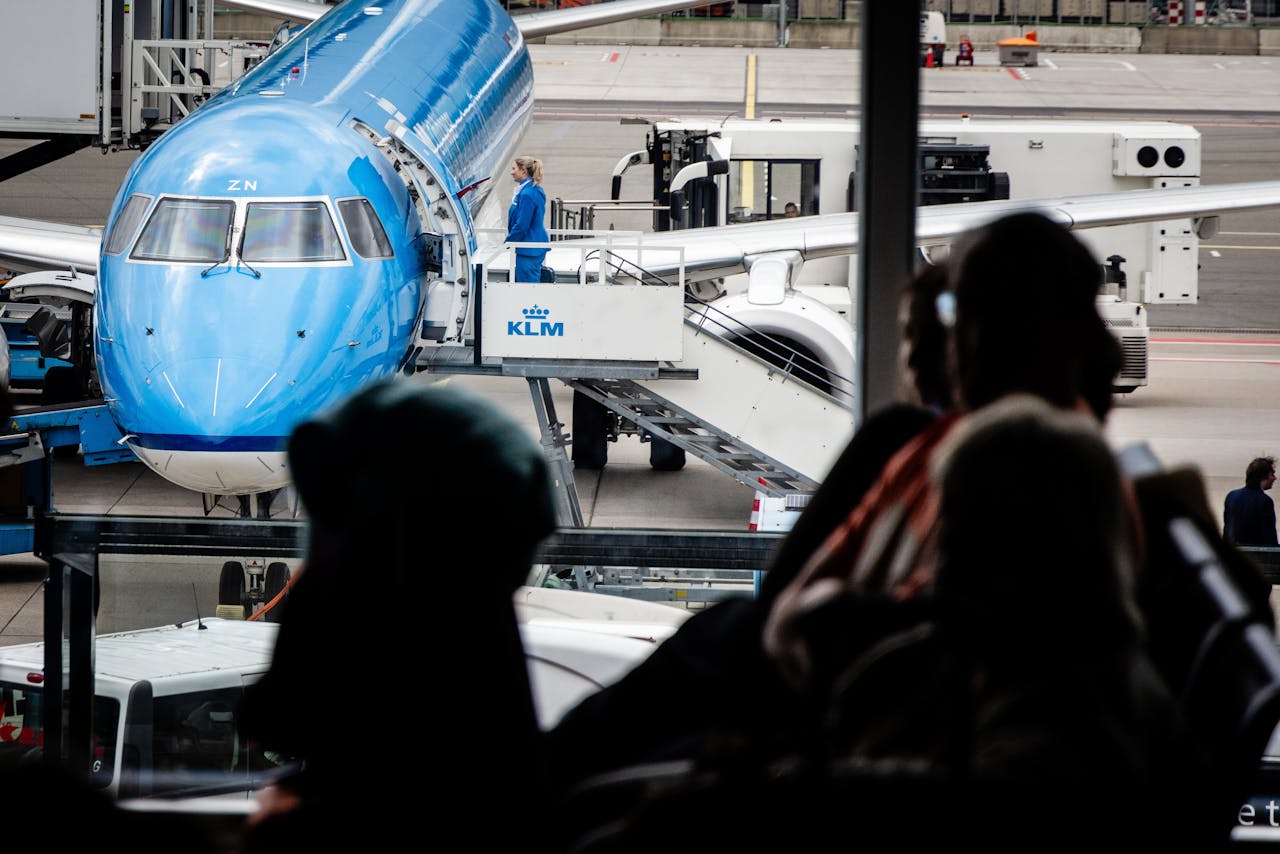 KLM-toestel op Schiphol tijdens de meivakantie.