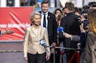 Von der Leyen botst hard met radicaal-rechts tijdens eerste verkiezingsdebat 