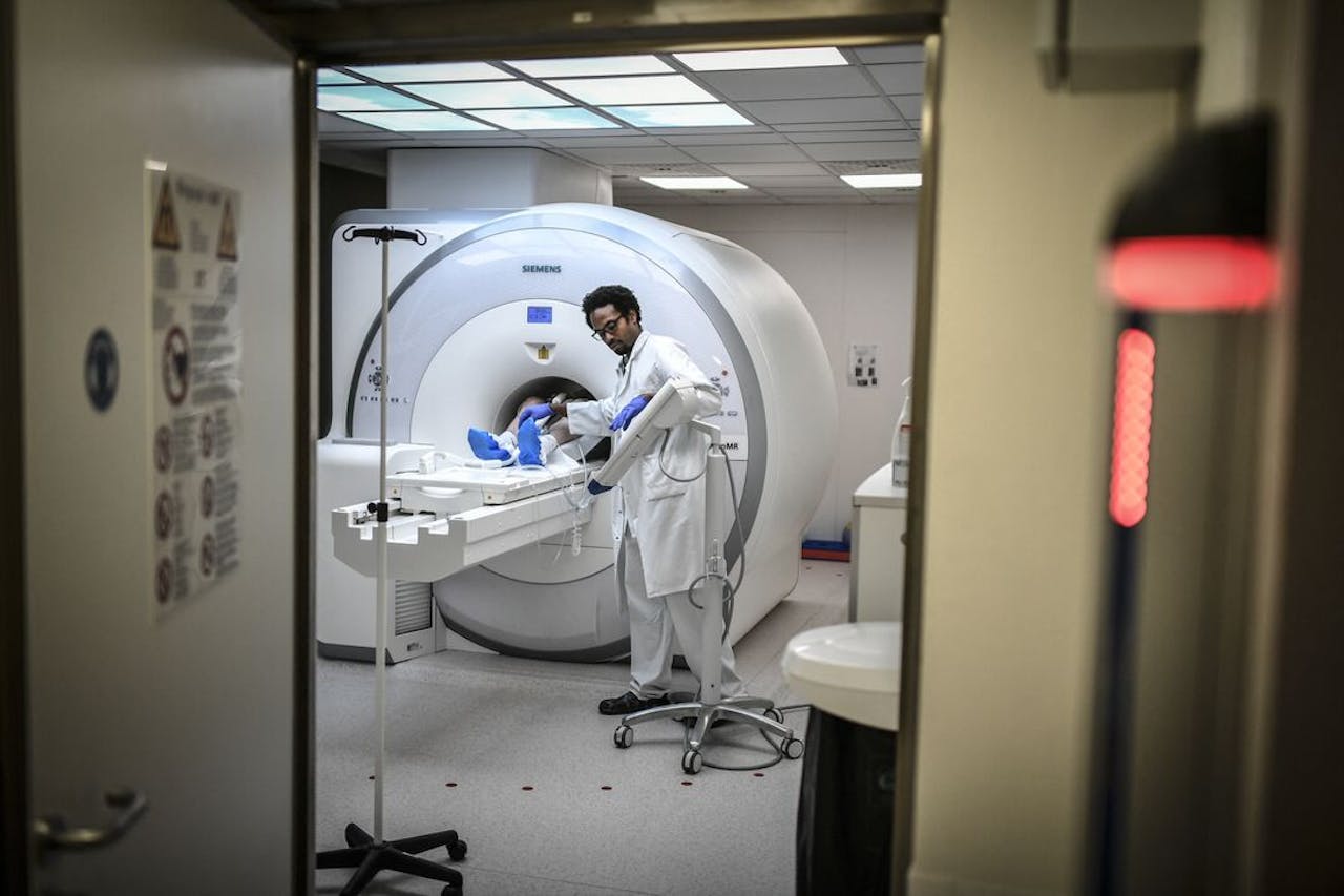 Medisch onderzoek met een MRI-scanner. Vergeleken met andere landen betalen mensen in Nederland weinig uit eigen zak voor de zorg.